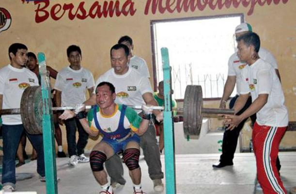 Lifter Sumut Faebolo Dodo dan William S Raih Tiket PON Jabar 2016