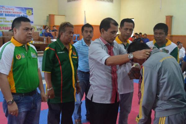Medan Barat Juara Umum Cabang Karate Porkot 2015