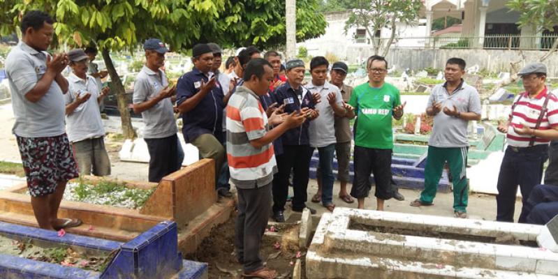 Orang Minang Ajak Ramadhan Pohan Bersihkan Kuburan