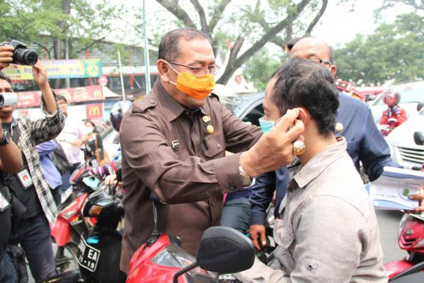 Pj Wali Kota Medan Randiman Tarigan Bagi-bagi Masker