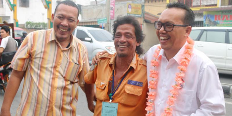 Pulang ke Pasbel, Ramadhan Pohan Dikalungi Bunga