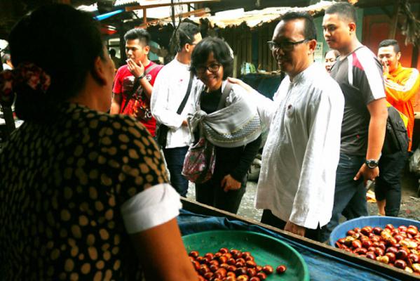 Ramadhan Pohan Ajak Istri Blusukan ke Pasar