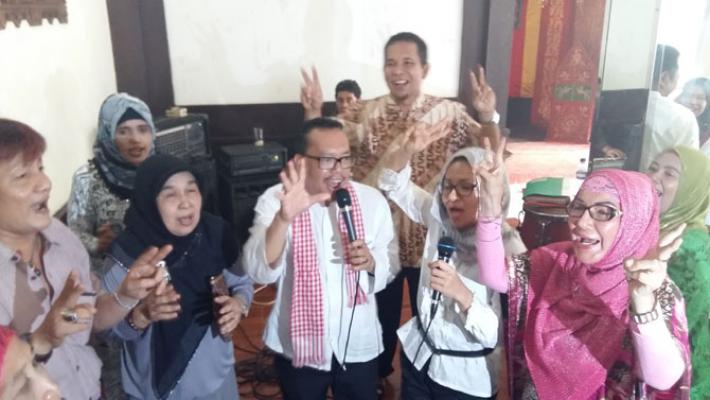 Ramadhan Pohan Nyanyi Anak Medan dan Boru Panggoaran di Depan Musisi Medan