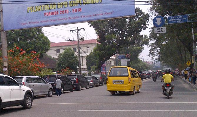Rambu Dilarang Parkir di Depan Sekolah Methodist Medan Tak Diterge