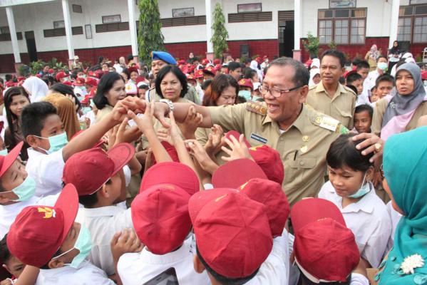 Randiman Bagikan 1.500 Masker Kepada Murid SD