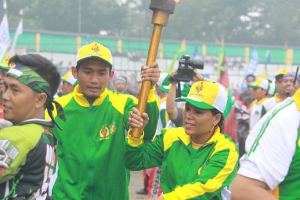 Sadarmawati Boru Simbolon Bangga Mulus Sulutkan Api Porkot Medan 2015