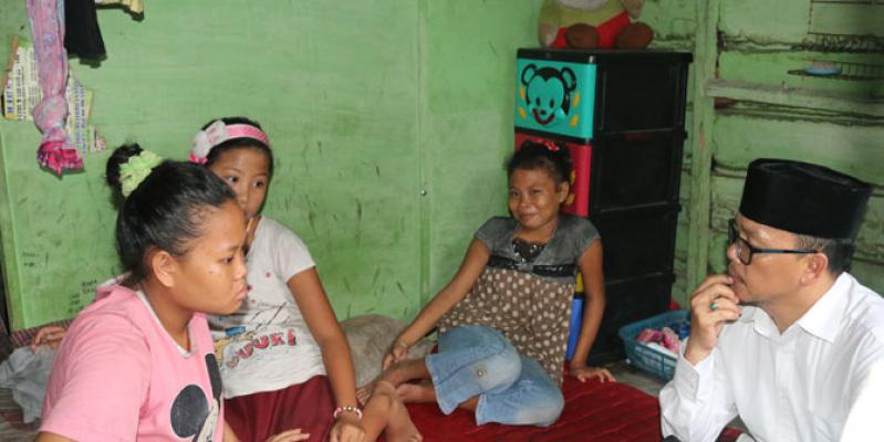 Tiga Yatim Piatu Ini Tinggal di Kuburan Setelah Ditinggal Mati Orang Tua
