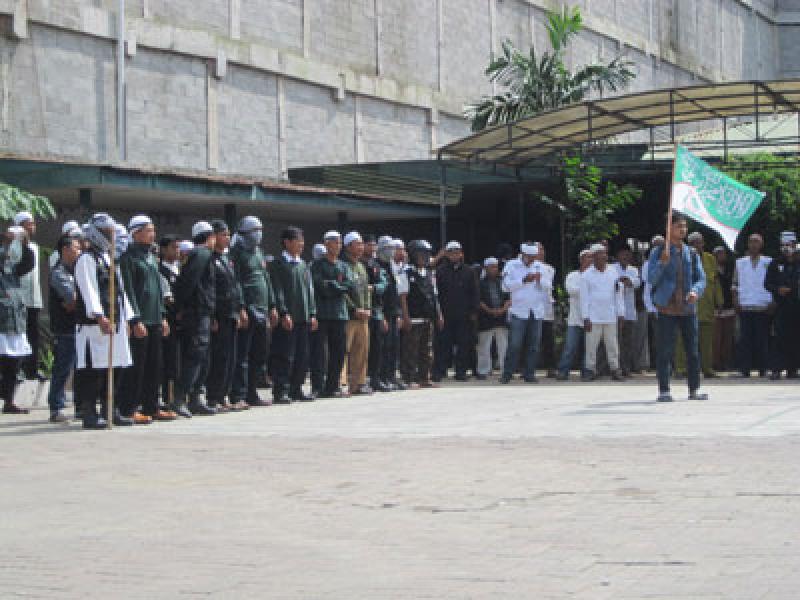 Demo Hermes Diwarnai Perang Batu