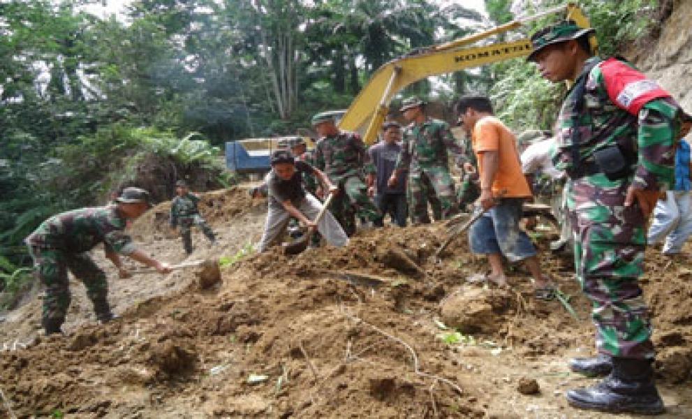Satgas BTP Ancab Brigif 7/RR Perbaiki Jalan Longsor