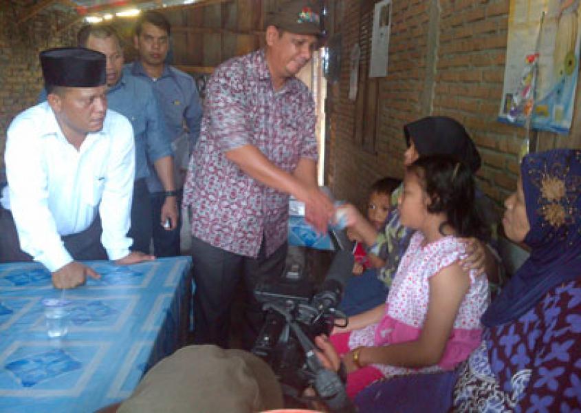 Yahdil Santuni Gadis Cilik Penderita Tumor di Panyabungan