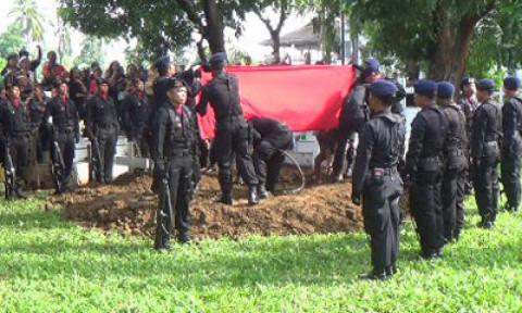 Anggota Brimob Korban Pembunuhan Oknum TNI Dimakamkan Secara Militer