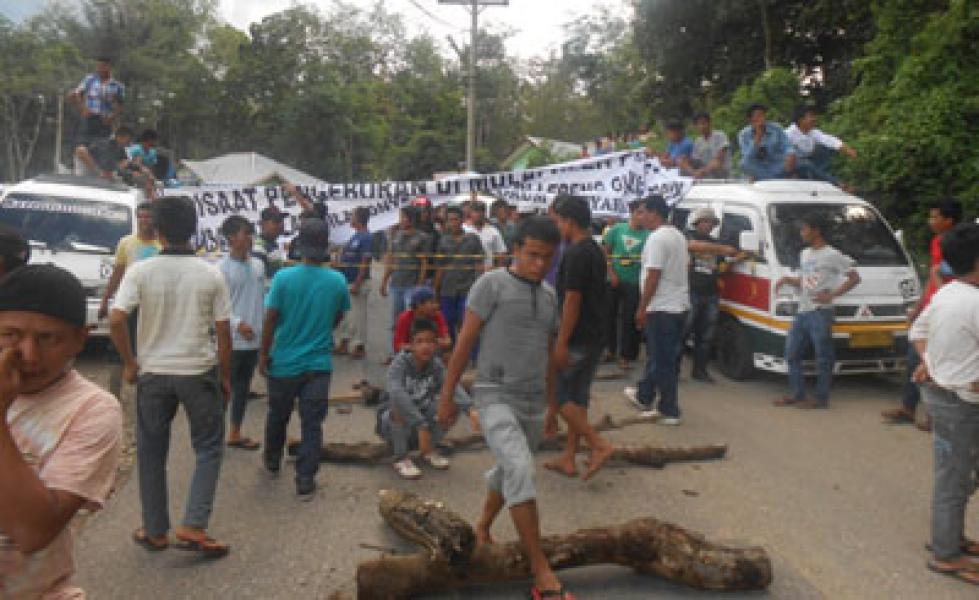 Masyarakat Madina Blokir Jalinsum, Tuntut PT SMGP Hengkang