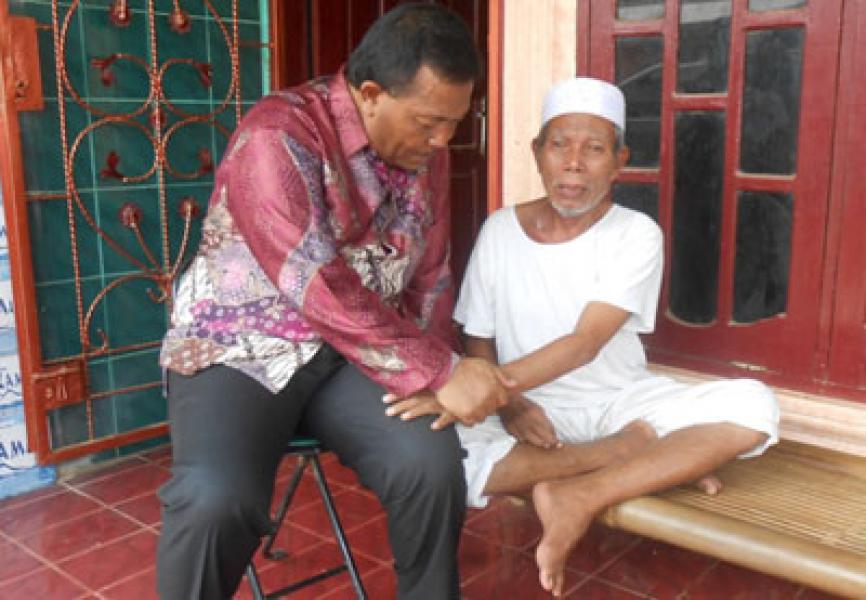 H Tajuddin Terharu Dijenguk Bupati Madina