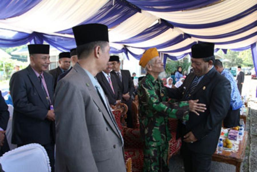 Peringatan Hari Pahlawan, Bupati Madina Berikan Bingkisan Kepada Veteran