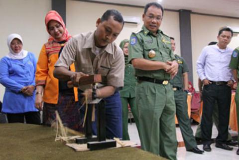 Tingkatkan Pendapatan Keluarga, Pemko Binjai Latih Kader Posyandu Membuat Tusuk Sate