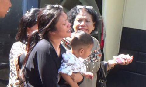 Istri Brimob Korban Pembunuhan Histeris