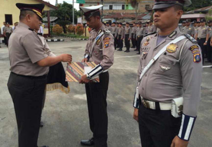 Dua Personel Polres Batu Bara Dapat Penghargaan Dari Kapolres