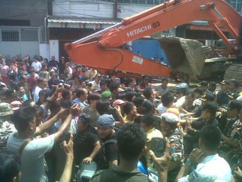 Tolak Penggusuran, Warga Halangi Buldozer