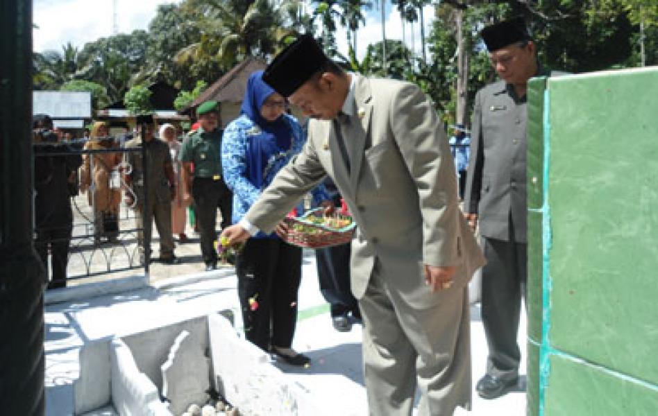 Peringati Hari Pahlawan, Bupati Palas Ziarah ke Makam Mayor Daulat Hasibuan