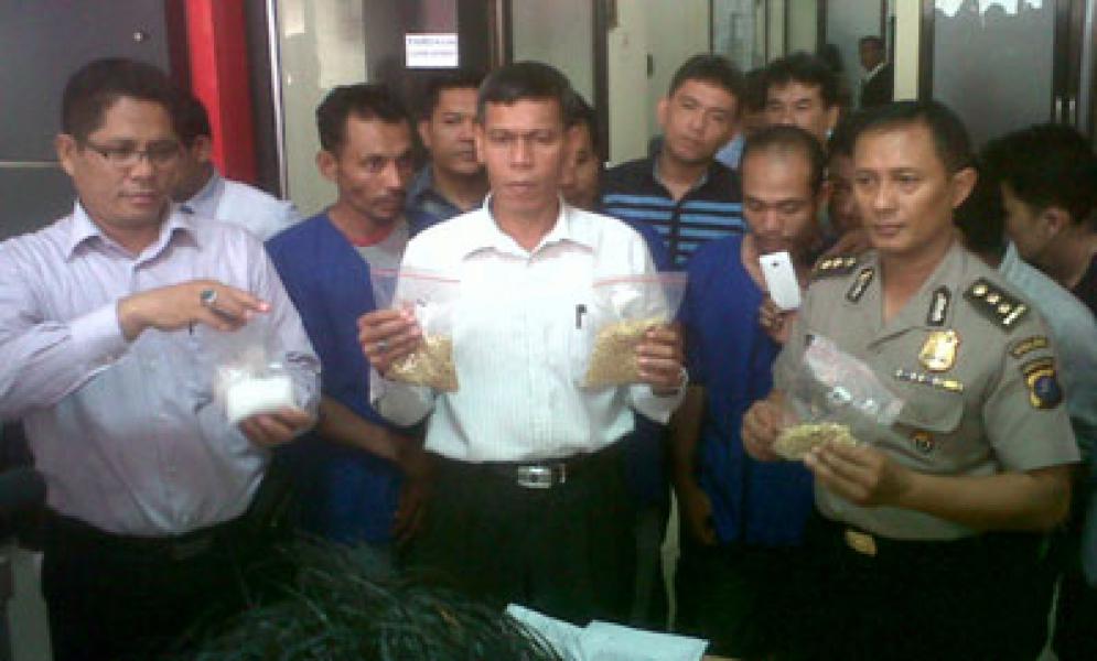 Polda Sumut Amankan Kurir Ekstasi dan Sabu
