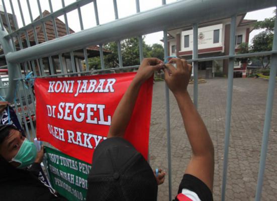Ada-ada Saja, Kantor KONI Disegel