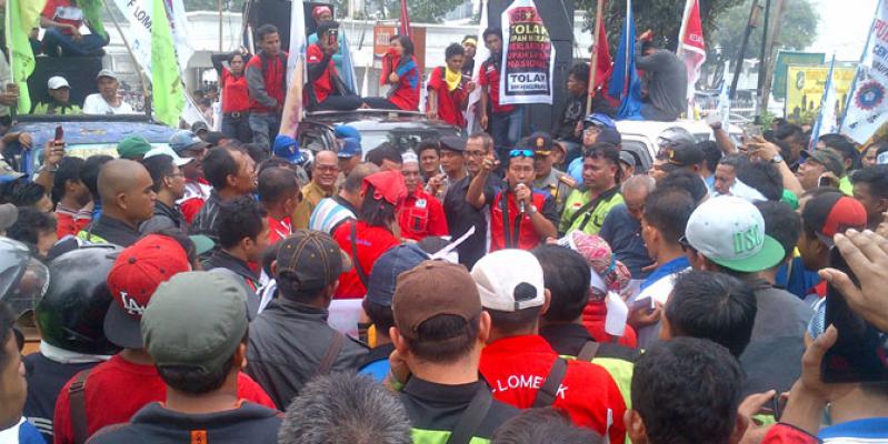 Buruh Sumut Senam Pinguin Tolak PP Pengupahan