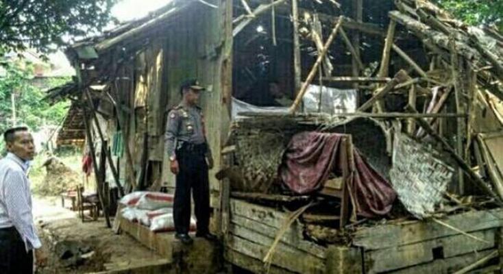 Di Era Modernisasi Ini, Ternyata Masih Ada Ibu Merebus Batu Untuk Menenteramkan Anaknya Yang Kelaparan Seperti Zaman Khalifah Umar Bin Khattab