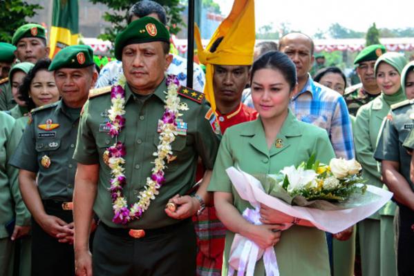 Pangdam Wirabuana Mayjen Agus Surya Bakti dan Bella Saphira Disambut Meriah