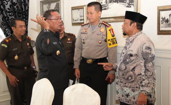 Pembongkaran Papan Reklame Tinggal Menunggu Waktu