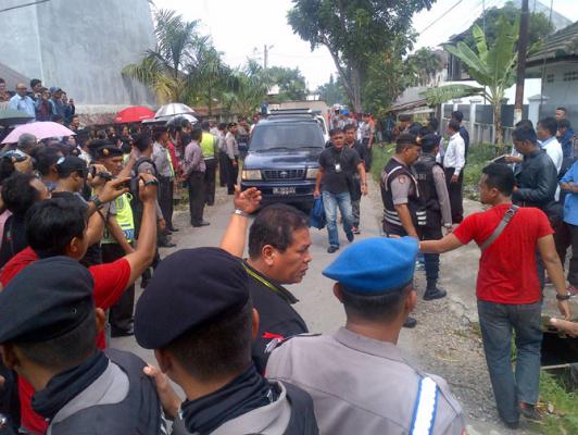 Polisi Rekonstruksi Pembunuhan Sekeluarga di Medan