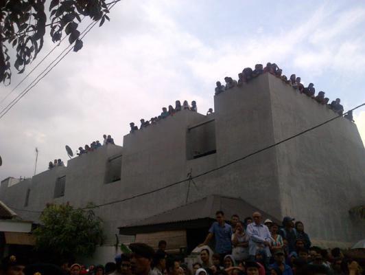 Warga Teriaki Tersangka Pembunuh Sekeluarga di Medan