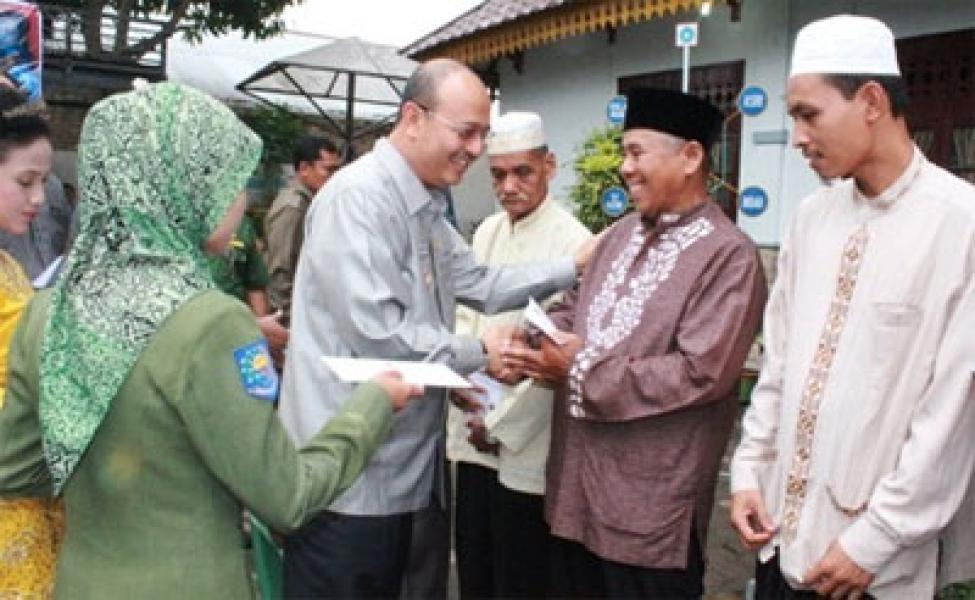 Plt Walikota Medan Berikan Honor Kepada Penggali Kubur