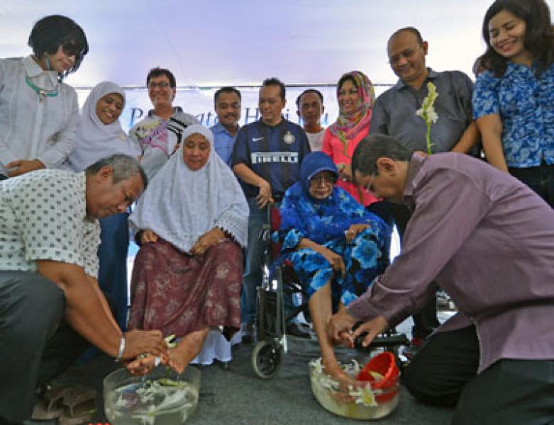Peringati Hari Ibu, Wagub Sumut Basuh Kaki Ibu