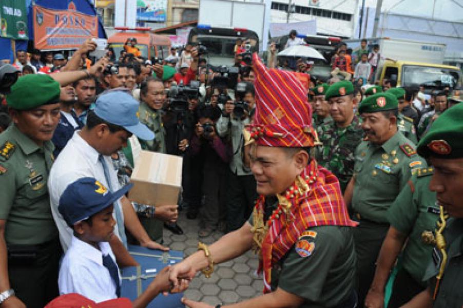 Kasad Bantu Pengungsi Sinabung