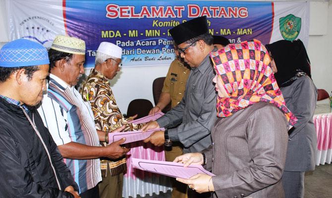 Komite Sekolah Terima Penghargaan dan Tali Asih Dari Dewan Pendidikan