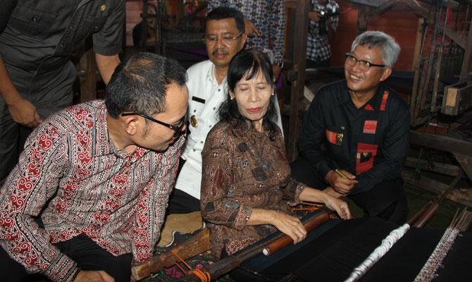 Menaker Resmikan Rumah Ulos