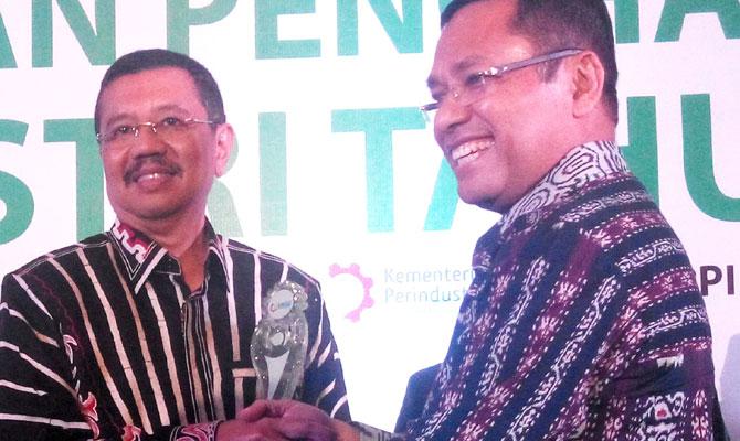 Plt Gubernur Sumut Raih Penghargaan Tokoh Berjasa Bidang Industri Baru