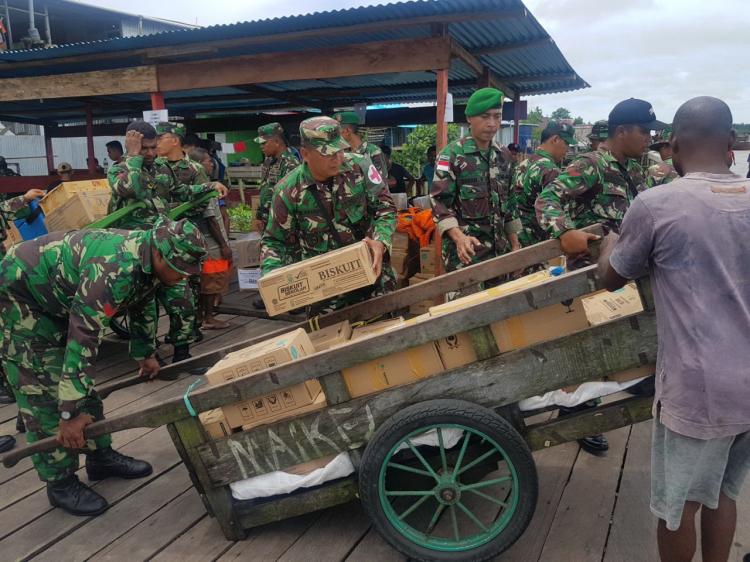 Dansatgaskes TNI Pimpin Pendistribusian Logistik Warga Asmat