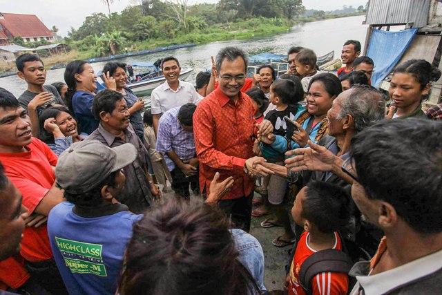 Warga Pinggir Sungai Asahan Sambut Meriah Kedatangan Sihar Sitorus 