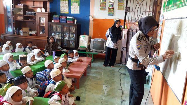 Bhabintamtibmas Polsek Sunggal Laksanakan Giat Police Go To School di Paud Nanda