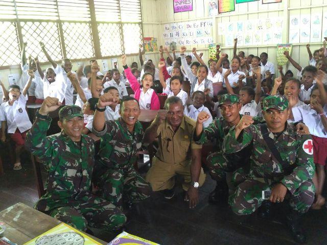 Satgaskes TNI Beri Penyuluhan Kesehatan Gigi ke Siswa-Siswi SD Syuru