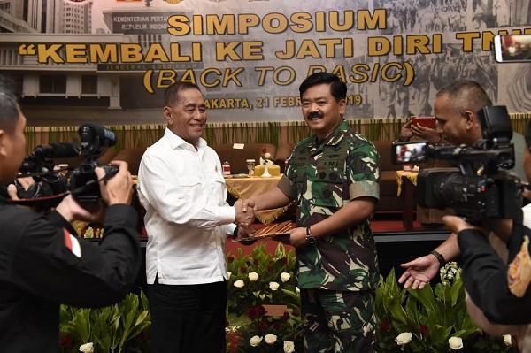 Panglima TNI Terima Tongkat Estafet Simposium
