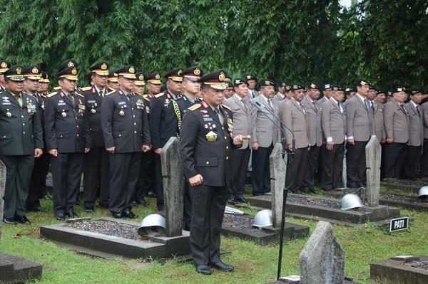 Kapolri Jadi Inspektur Upacara Pemakaman Jenazah Mantan Kapolri Awaloedin Djamin