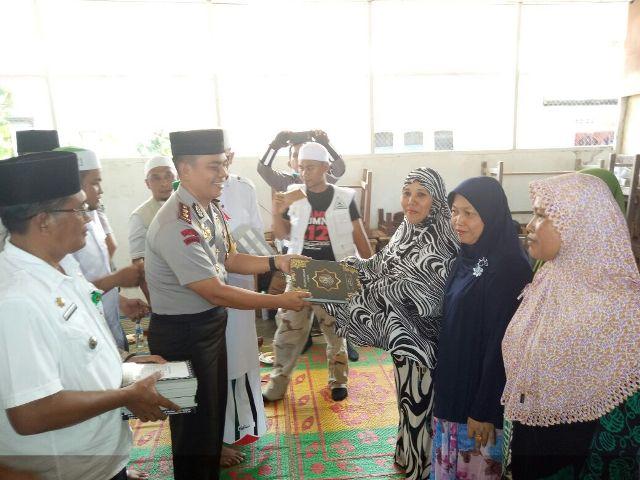 Polres Langkat Berikan Bantuan Alquran dan Iqro ke TPQ Al-Ilyasiah Stabat