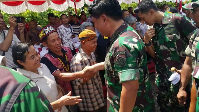 Panglima TNI Silahturahmi dengan Masyarakat Perbatasan di Entikong