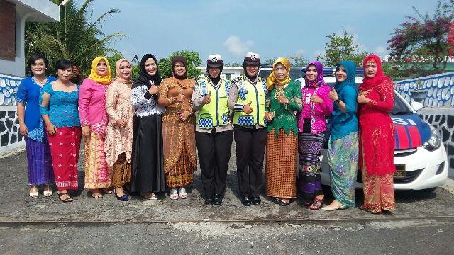 Peringati Hari Kartini, Sat Lantas Polres Simalungun Bagikan Brosur dan Stiker Himbauan Keselamatan