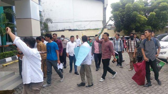 Polsek Sunggal Amankan Aksi Unras Cipayung Plus UIN SU di Kantor Kemenag Sumut