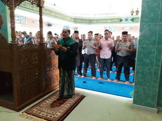 Polda Sumut Sholat Ghoib untuk Anggota Polri yang Tewas Saat Bom di Kampung Melayu