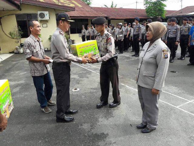 Pembagian Parsel Lebaran