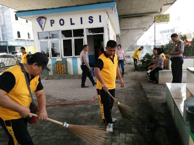 Personil Polsek Delitua Gotong Royong di Pos Pam Simpang Pos